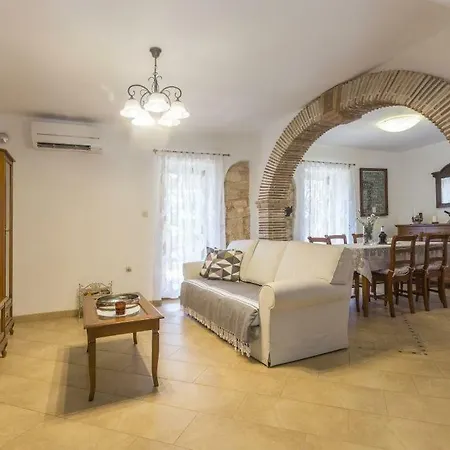 House Matija With A Pool 펜션