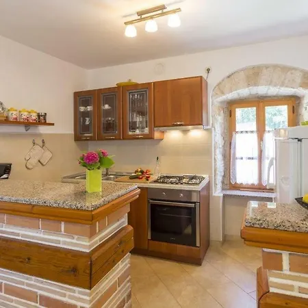 بيت للعطل House Matija With A Pool