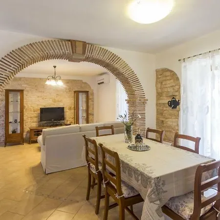 بيت للعطل House Matija With A Pool