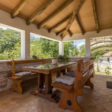 House Matija With A Pool