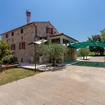 House Matija With A Pool Сasa de vacaciones