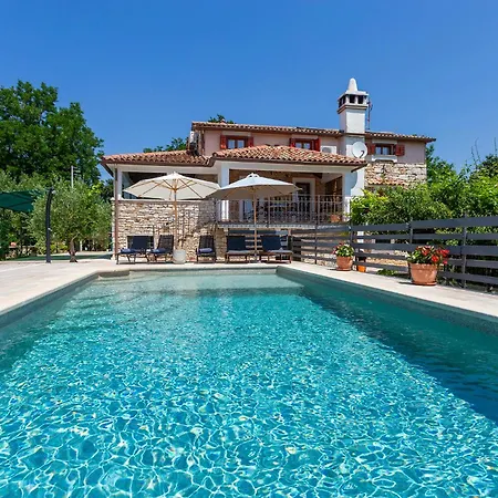 House Matija With A Pool Vikendica *