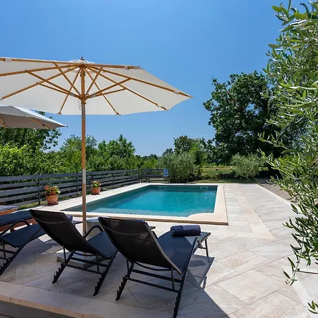 House Matija With A Pool Vikendica