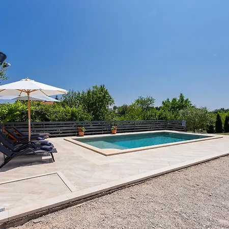 Vikendica House Matija With A Pool Svetvincenat