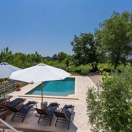 House Matija With A Pool Vikendica