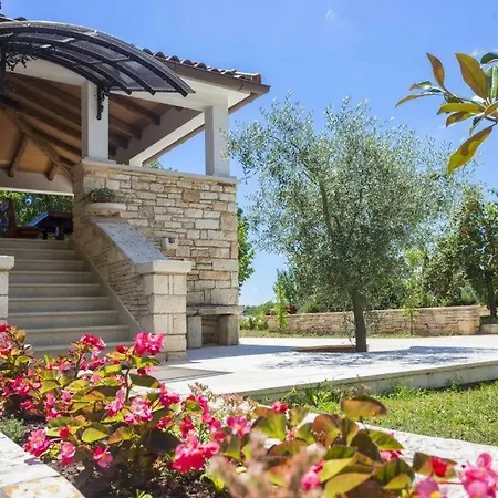 House Matija With A Pool