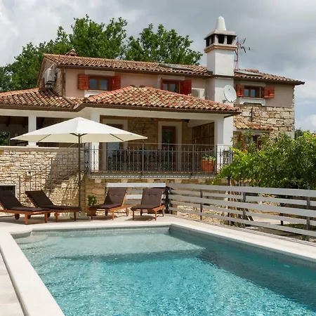 House Matija With A Pool Сasa de vacaciones