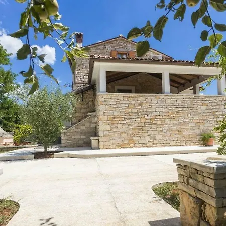 House Matija With A Pool Сasa de vacaciones