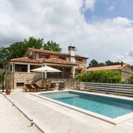 House Matija With A Pool